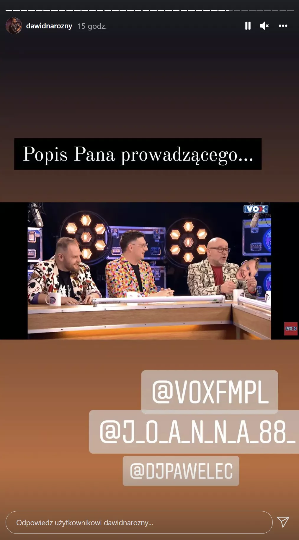 Afera po programie z grupą Piękni i Młodzi! Na wizji spalono podobiznę Dawida Narożnego! Co na to wokalista?! Fani wściekli 